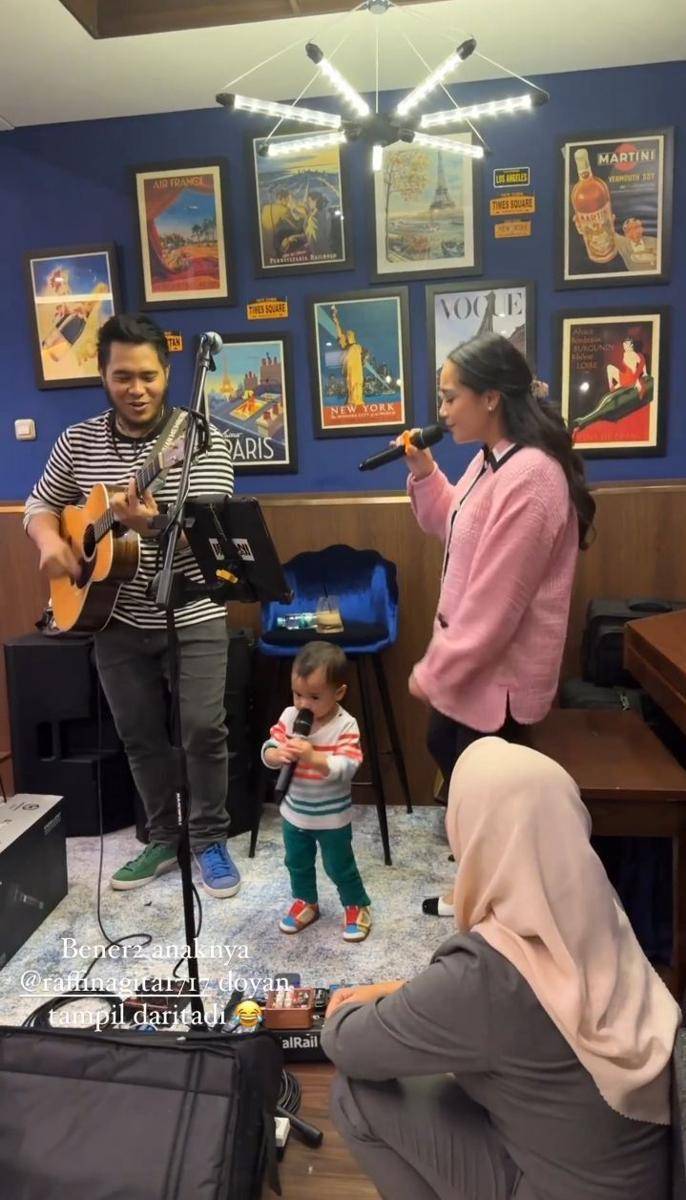 Rayyanza live show di restoran Mama Amy (instagram.com/wanda_haraa)
