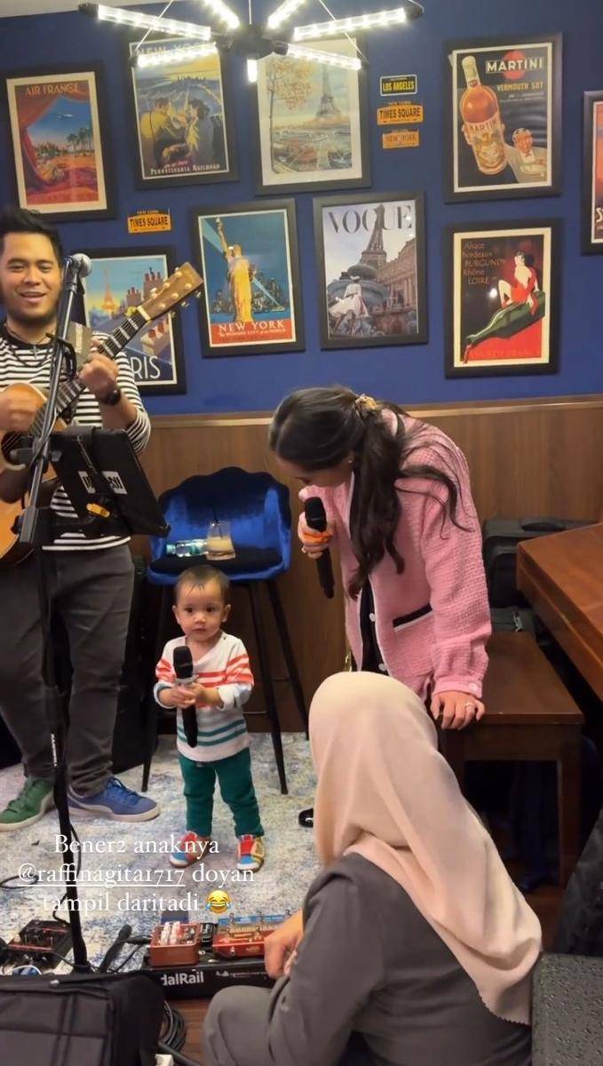 Rayyanza live show di restoran Mama Amy (instagram.com/wanda_haraa)