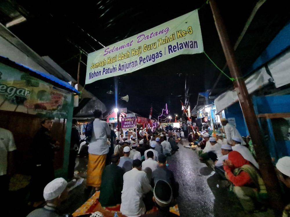 Suasana jamaah haul ke-3 Guru Zuhdi di Jalan Masjid Jami.