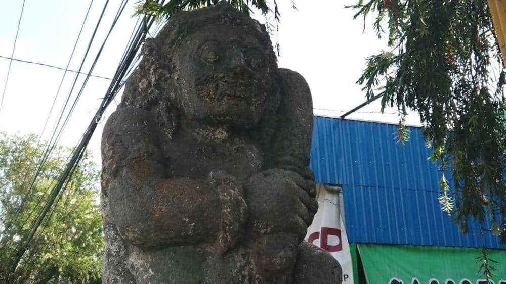 Bagian arca yang terkena cat. IDN Times/ Bramanta Pamungkas