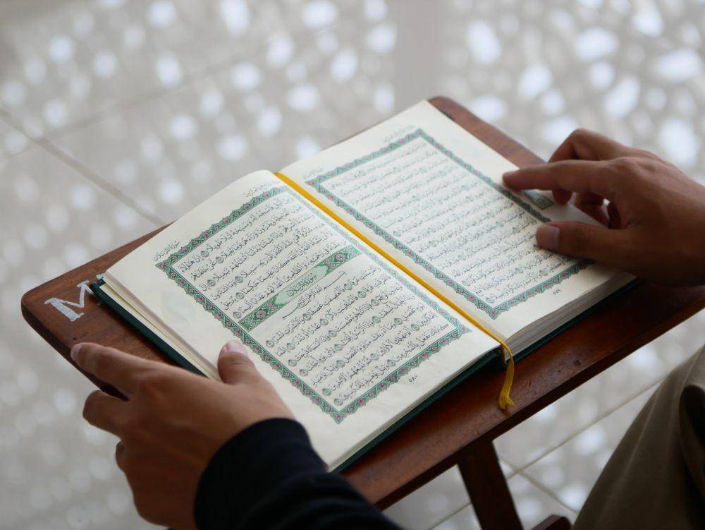 ilustrasi membaca alquran (unsplash.com/Masjid MABA)