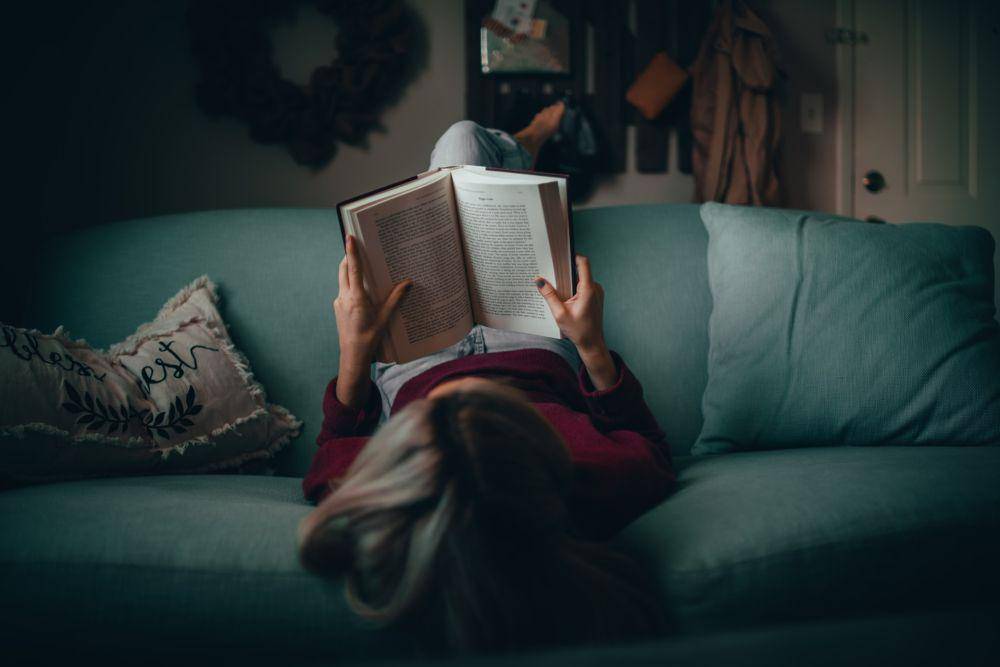 Ilustrasi membaca buku (unsplash.com/Matias North)