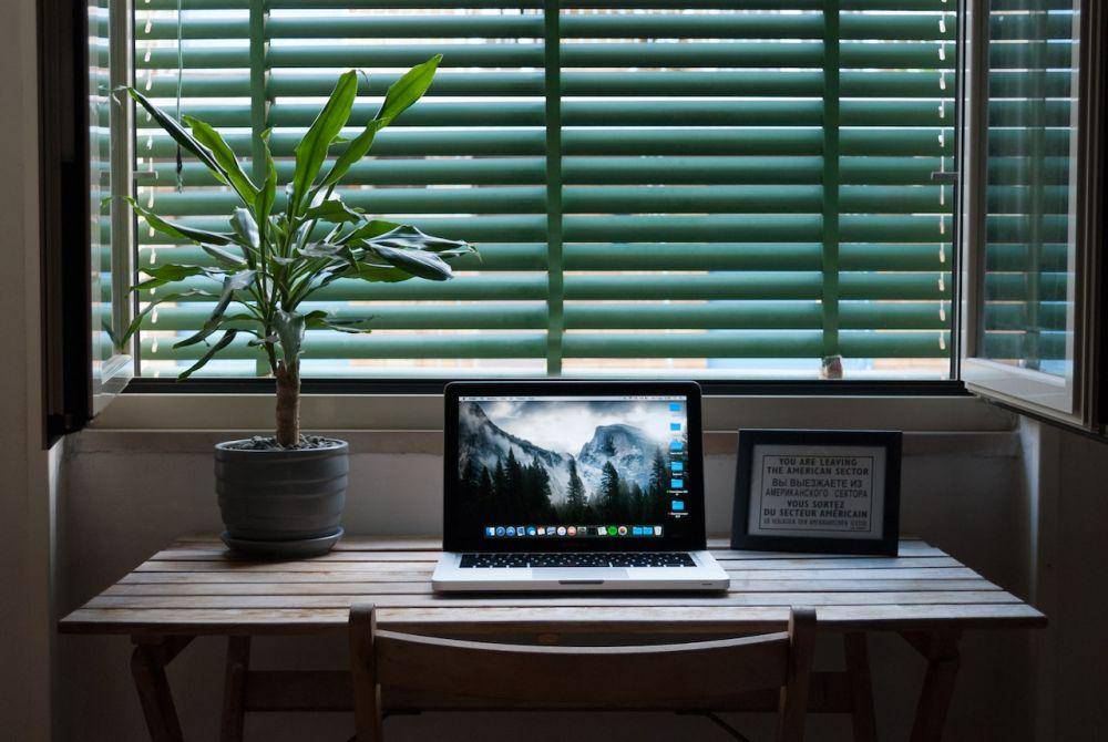 ilustrasi Macbook di atas meja (pexels.com/Antonio Borriello)
