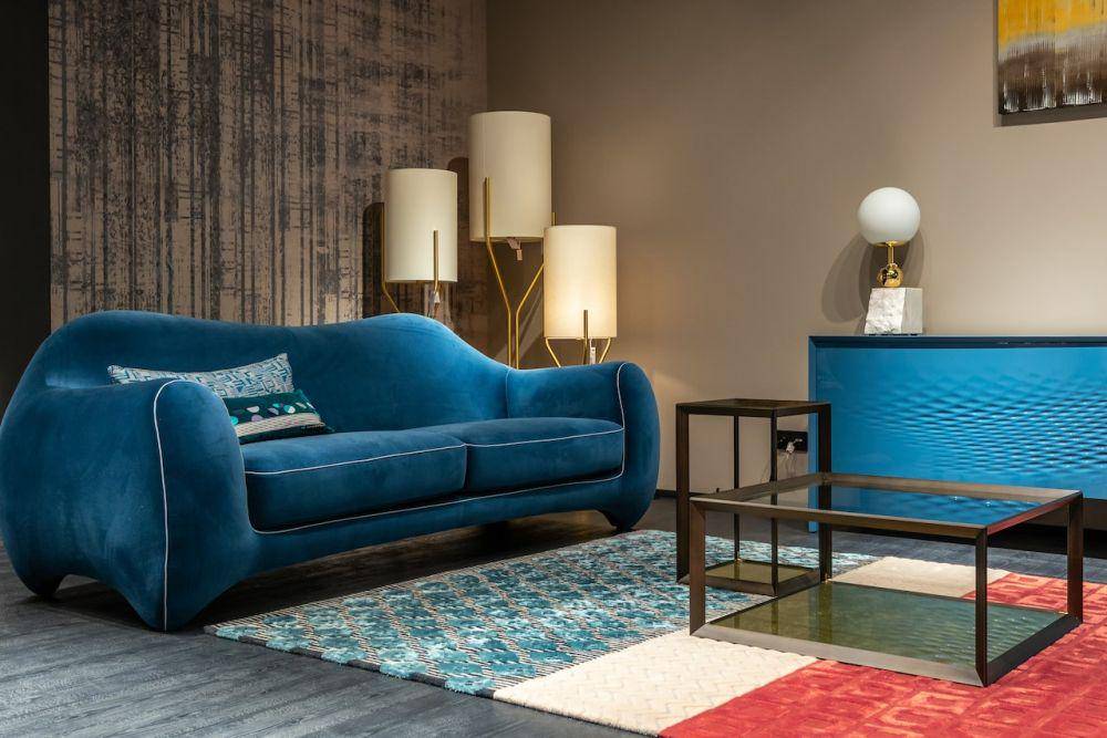 ilustrasi sofa curve warna biru (pexels.com/Max Rahubovskiy)