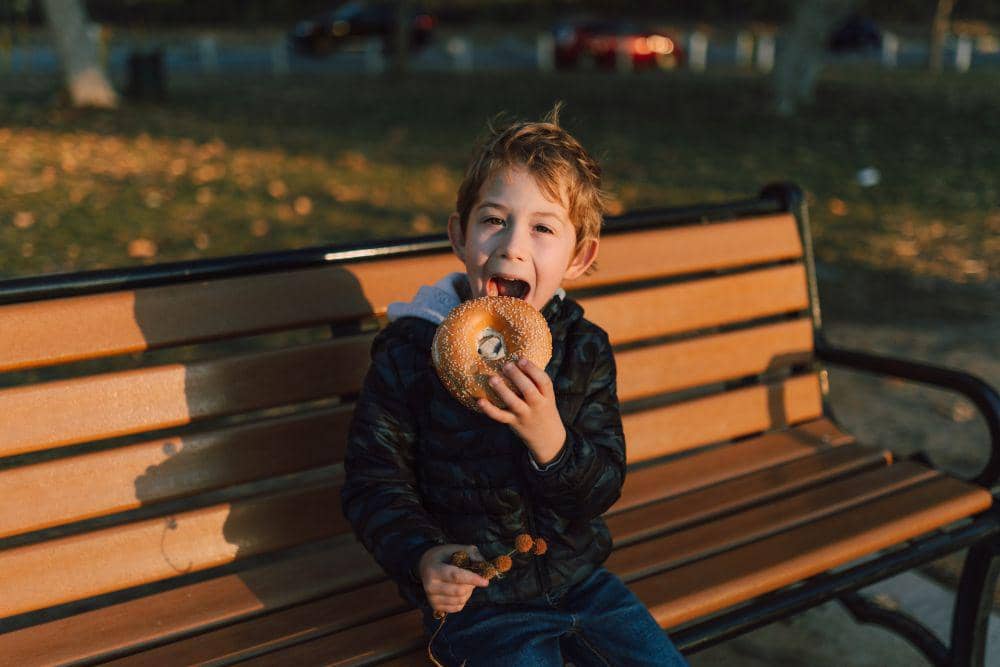 ilustrasi anak sedang makan (pexels.com/RODNAE Productions)