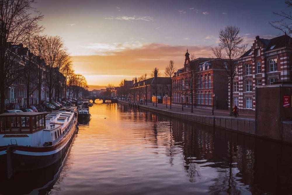 Amsterdam (unsplash.com/Piotr Chrobot)