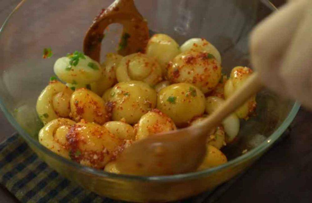 ilustrasi bumbui potato bites (youtube.com/delicious day)