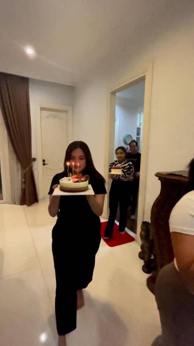 momen sweet seventeen Khirani Trihatmodjo (instagram.com/mayangsari_official)