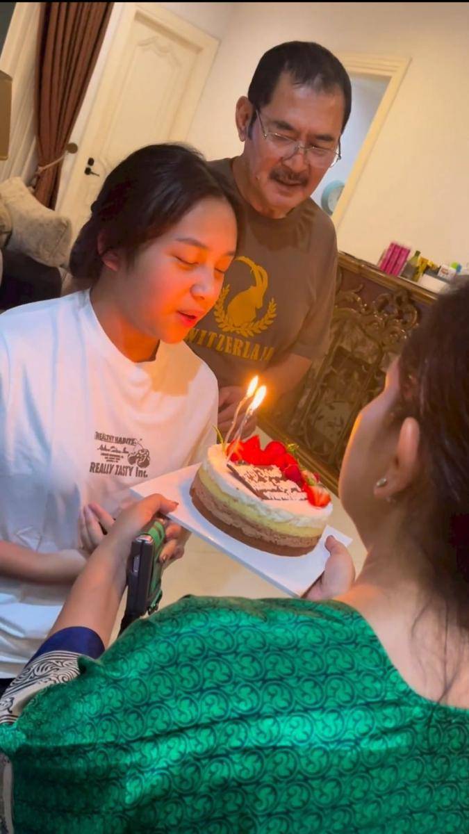 momen sweet seventeen Khirani Trihatmodjo (instagram.com/mayangsari_official)