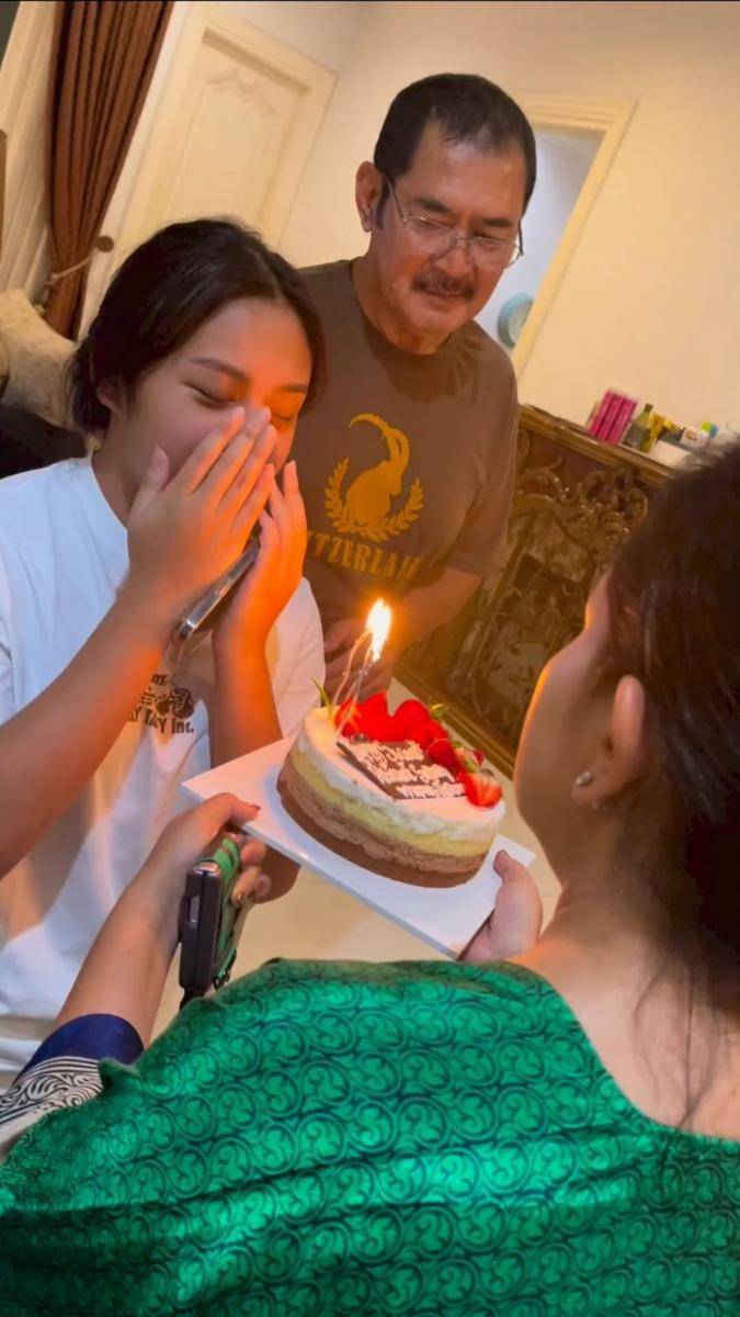 momen sweet seventeen Khirani Trihatmodjo (instagram.com/mayangsari_official)