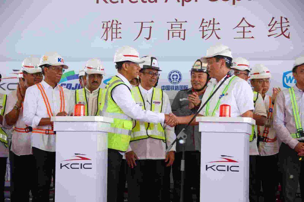 PJ Gubernur DKI Jakarta mengecek peletakan rel terakhir LRT Jabodetabek/dok Humas Pemprov