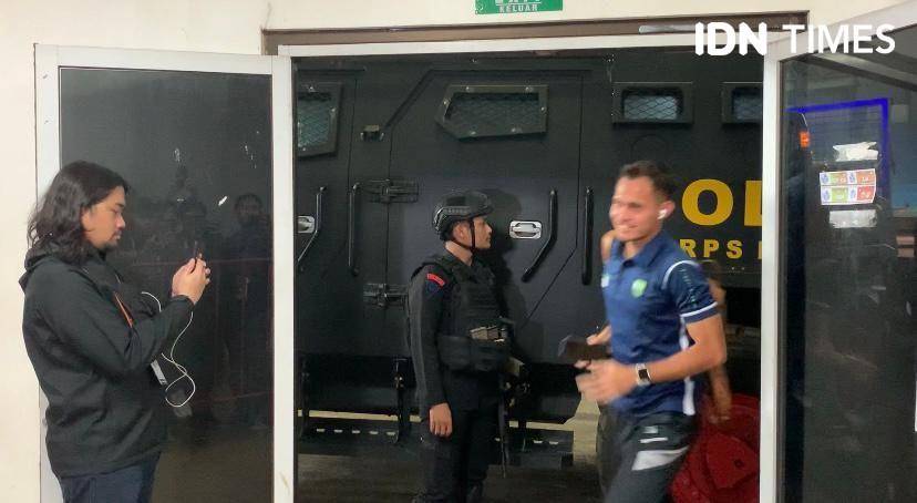 Skuad Persib Bandung telah tiba di Stadon Patriot Chandrabaga jelang lawan Persija. (IDN Times/Tino Satrio)