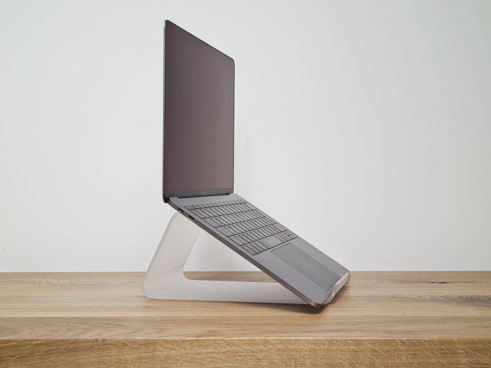 ilustrasi laptop stand (unsplash.com/Workperch)