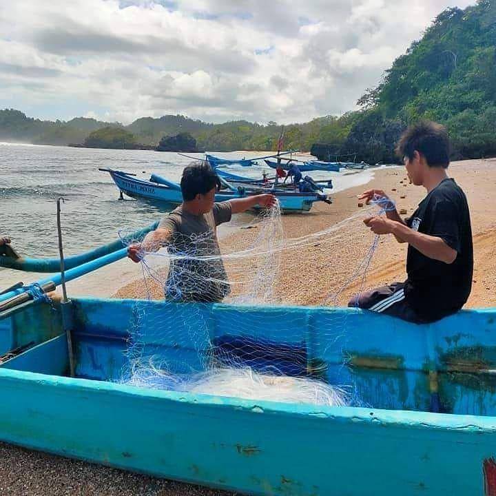 Nelayan di Kabupaten Malang saat merawat jaring ikan. (Dok Sahabat Alam Indonesia)
