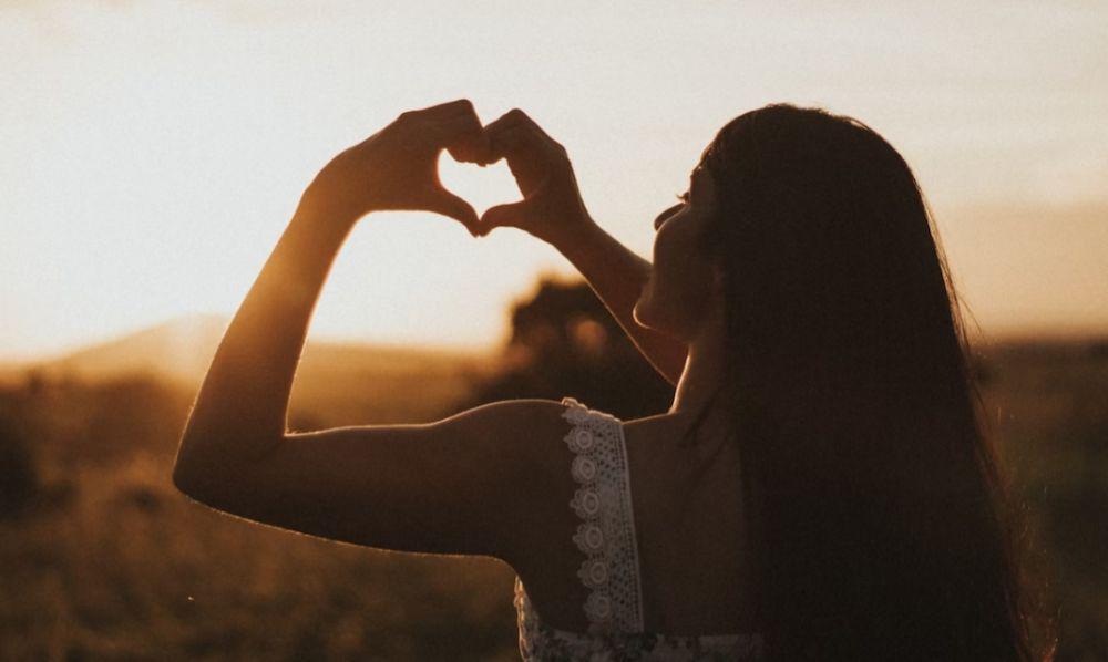 ilustrasi wanita yang bahagia (unsplash.com/Jackson David)