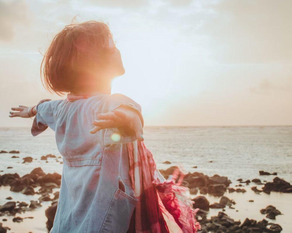 ilustrasi wanita yang bahagia (unsplash.com/Fuu J)