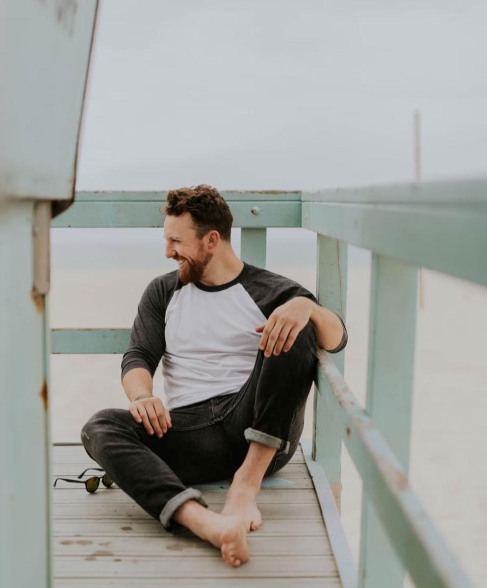 ilustrasi pria yang bahagia (unsplash.com/Brooke Cagle)