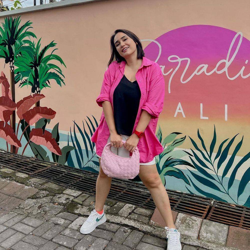 Kemeja sebagai outer ala Feby Febiola (instagram.com/febyfebiola_)