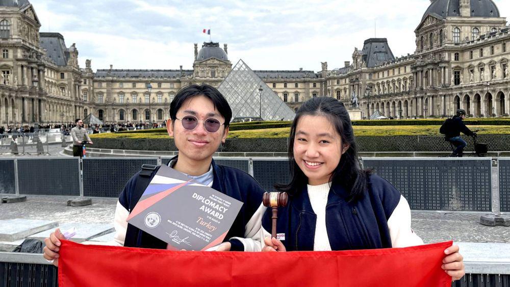 Bangga! Dua Mahasiswa Indonesia Raih Piala Harvard World MUN 2023