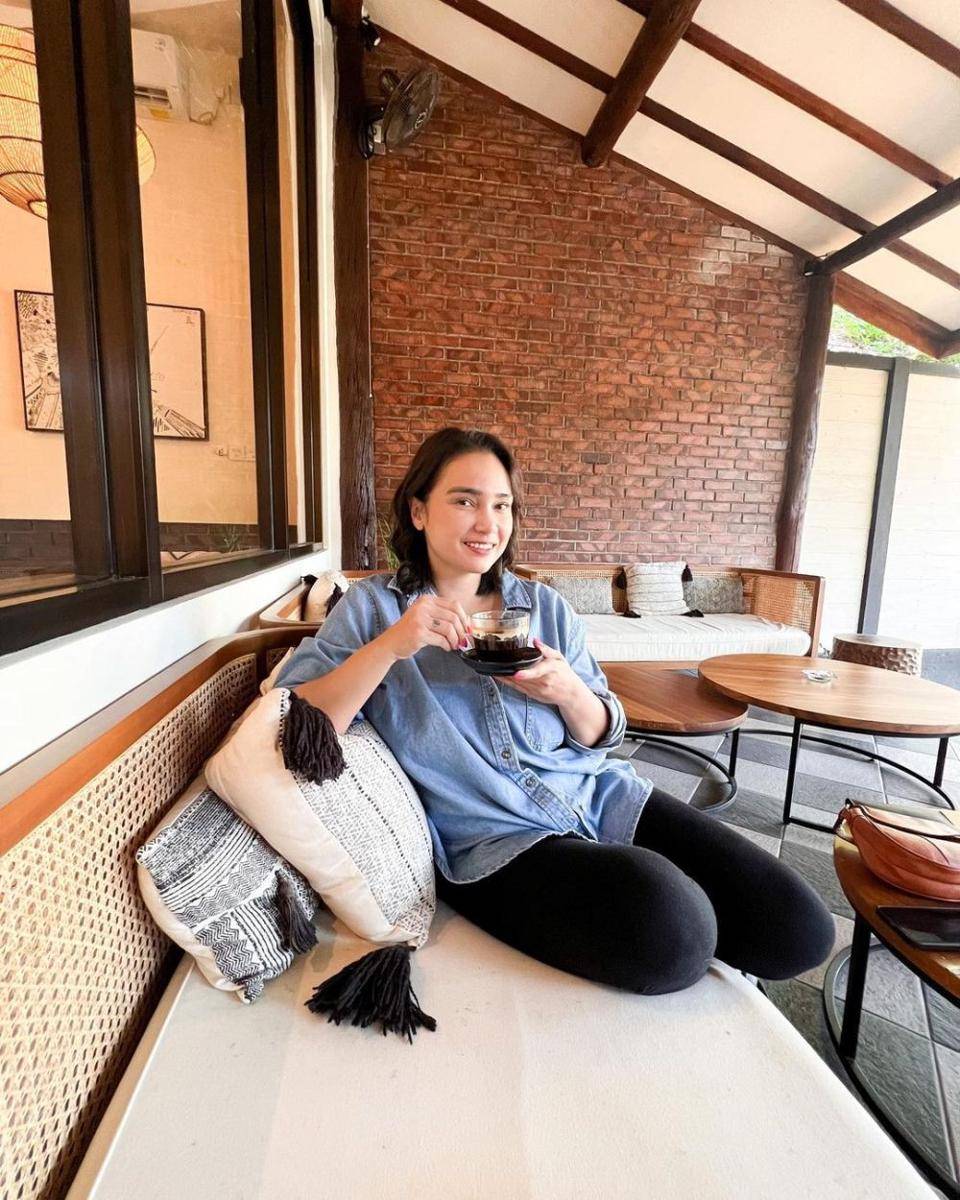 Kemeja sebagai outer ala Feby Febiola (instagram.com/febyfebiola_)