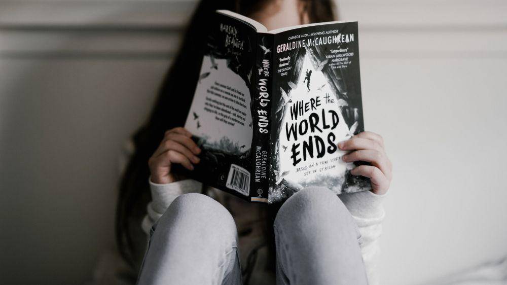 ilustrasi anak membaca buku (unsplash.com/Annie Spratt)