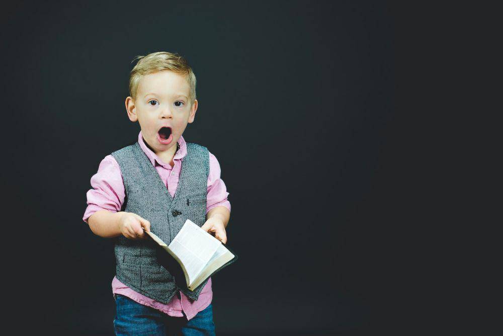ilustrasi anak memegang buku (unsplash.com/Ben White)