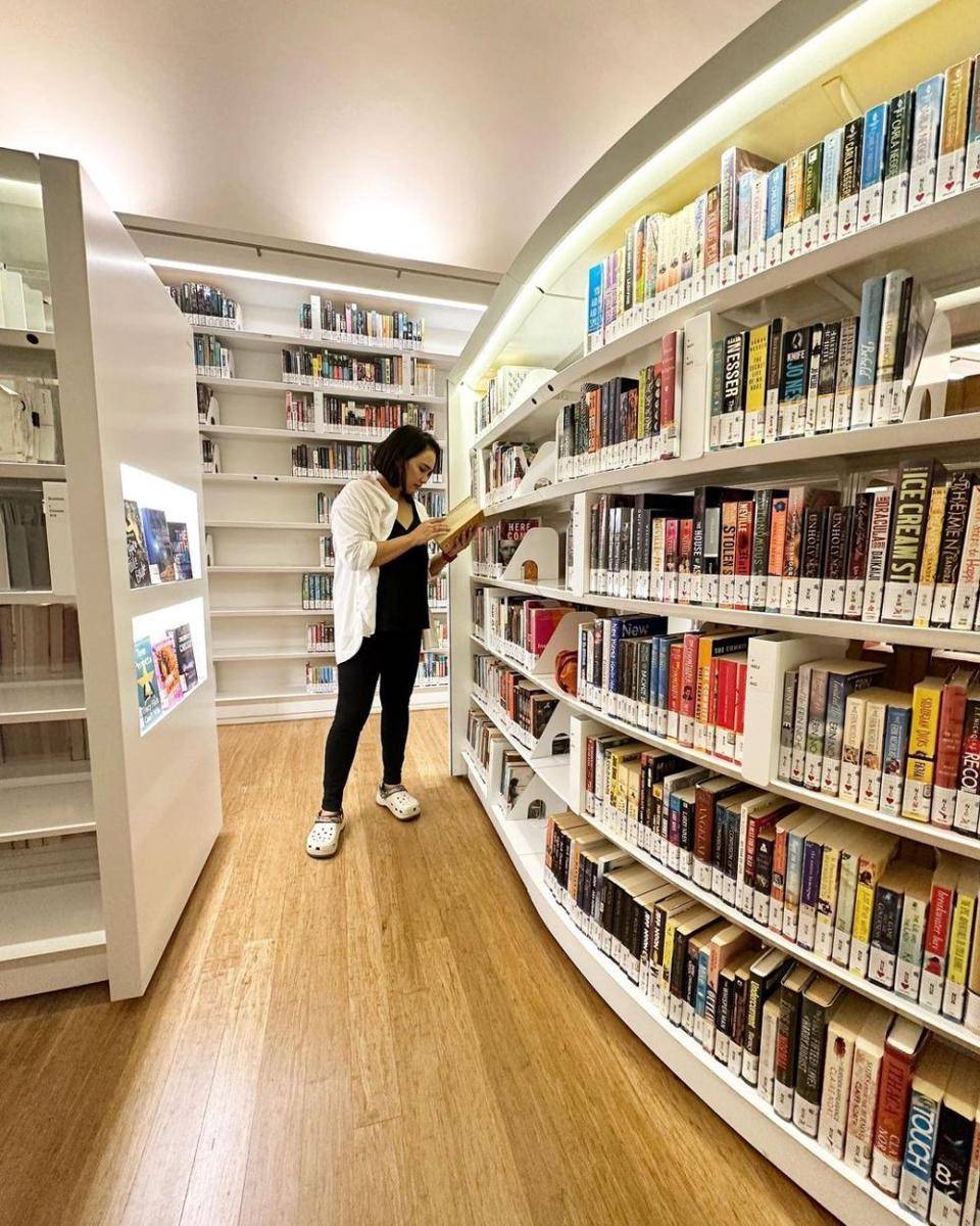 Kemeja sebagai outer ala Feby Febiola (instagram.com/febyfebiola_)