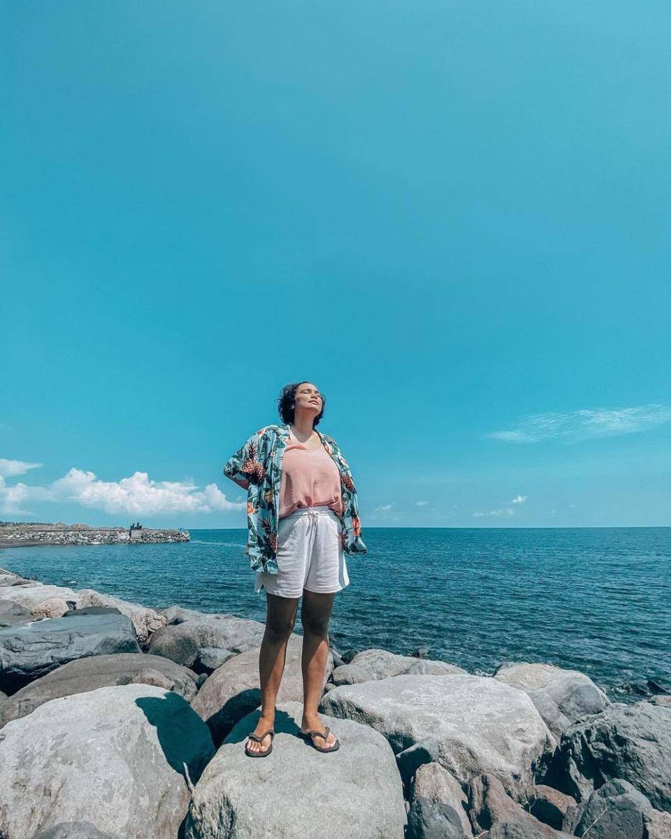 Kemeja sebagai outer ala Feby Febiola (instagram.com/febyfebiola_)