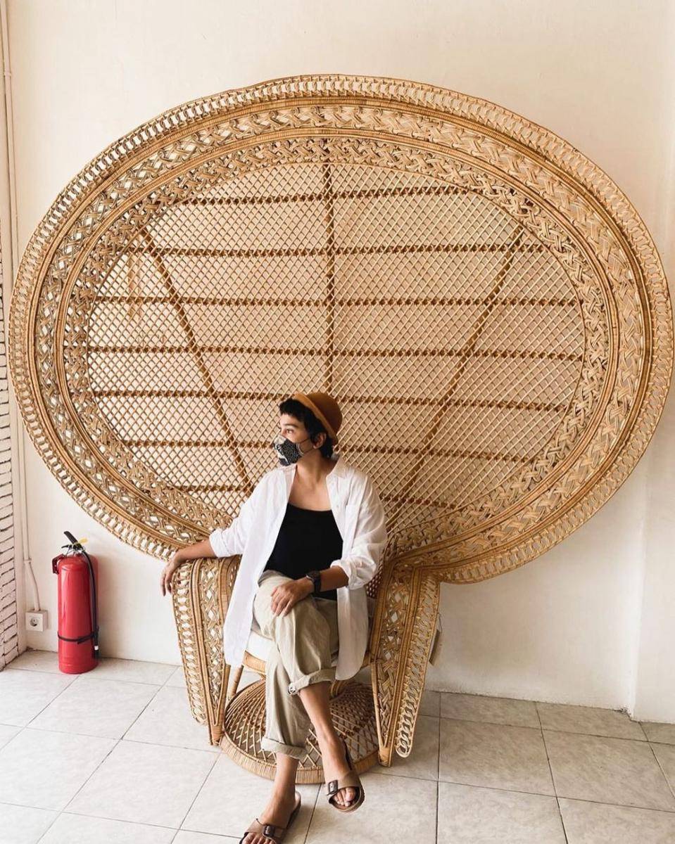 Kemeja sebagai outer ala Feby Febiola (instagram.com/febyfebiola_)