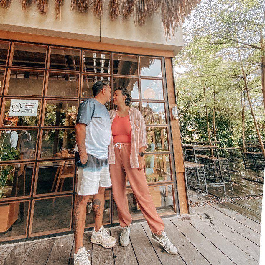 Kemeja sebagai outer ala Feby Febiola (instagram.com/febyfebiola_)
