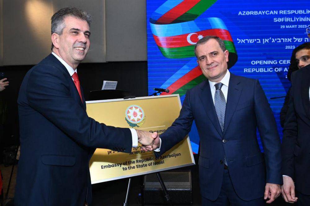 Menteri Luar Negeri Israel, Eli Cohen dan Menteri Luar Negeri Azerbaijan, Jeyhun Bayramov saat menghadiri pembukaan Kantor Kedubes Israel di Baku, Rabu (30/3/2023). (twitter.com/Bayramov_Jeyhun)