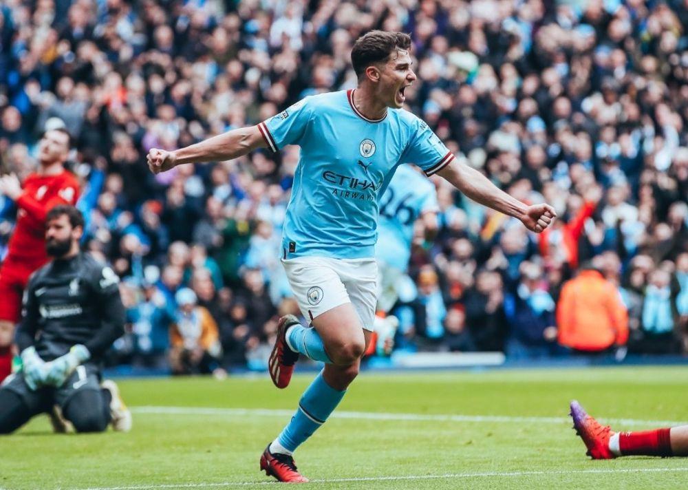 Pemain Manchester City, Julian Alvarez, saat melakukan selebrasi usai mencetak gol ke gawang Liverpool di laga Premier League 2022/23. (Twitter/@ManCity)