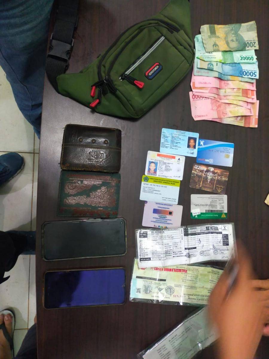 Dua kurir ganja dan barang bukti yang berhasil diamankan petugas kepolisian (IDN Times/ istimewa)
