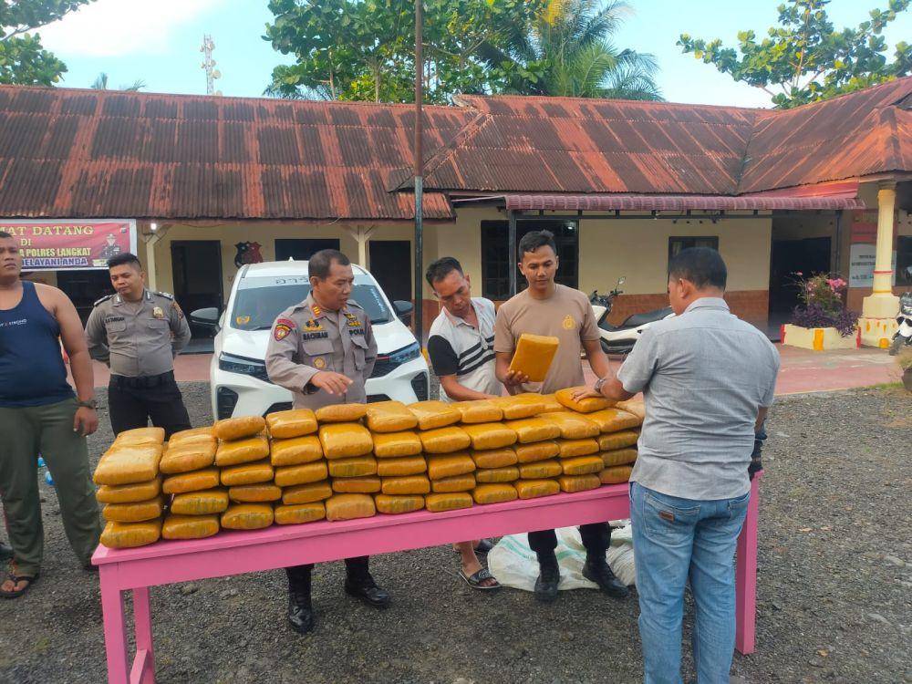 Dua kurir ganja dan barang bukti yang berhasil diamankan petugas kepolisian (IDN Times/ istimewa)