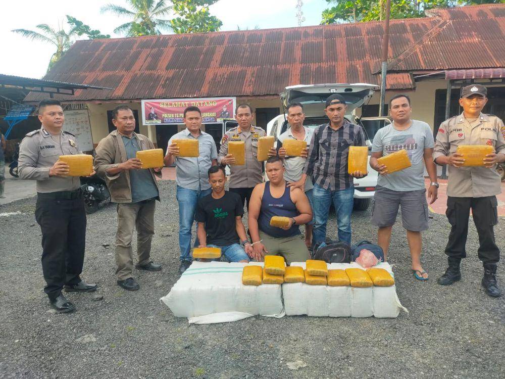 Dua kurir ganja dan barang bukti yang berhasil diamankan petugas kepolisian (IDN Times/ istimewa)