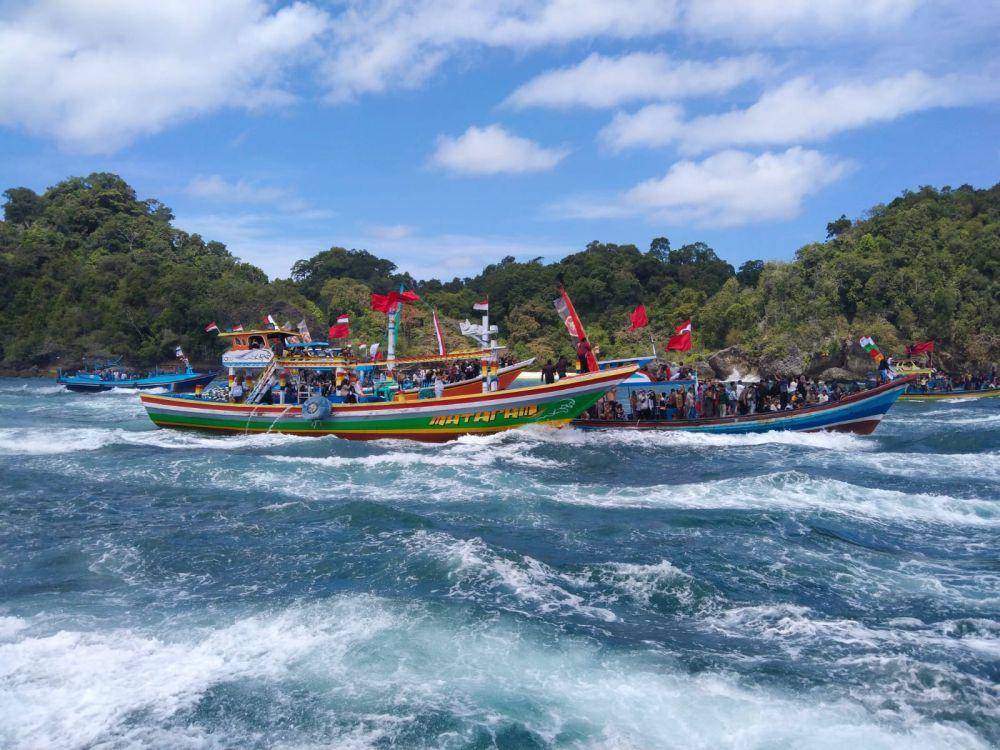 Prosesi larung saji di Pantai Sendang Biru. (IDN Times/Rizal Adhi Pratama)