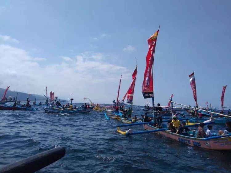 Upacara larung saji di Desa Pujiharjo. (IDN Times/Rizal Adhi Pratama)