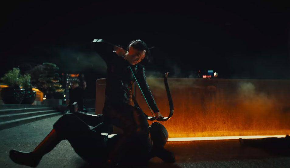 Akira saat menggunakan panahnya. (YouTube.com/Lionsgate Movies)