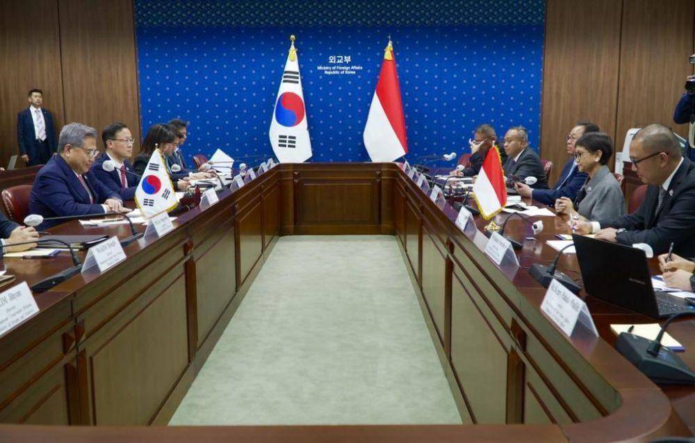 Menteri Luar Negeri RI Retno Marsudi dan Menteri Luar Negeri Korsel Park Jin dalam JCM di Seoul. (dok. Twitter @MenluRI)