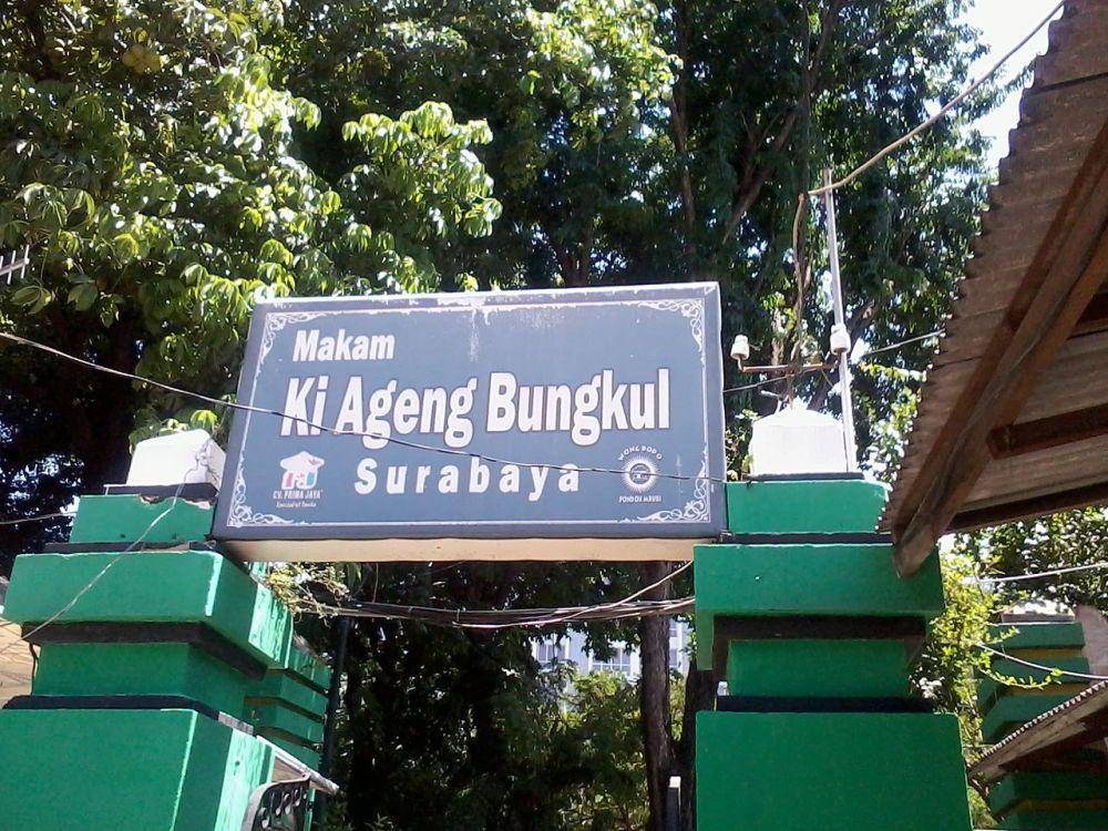 Makam Sunan Bungkul (wikimedia.org/hadiawaneko)
