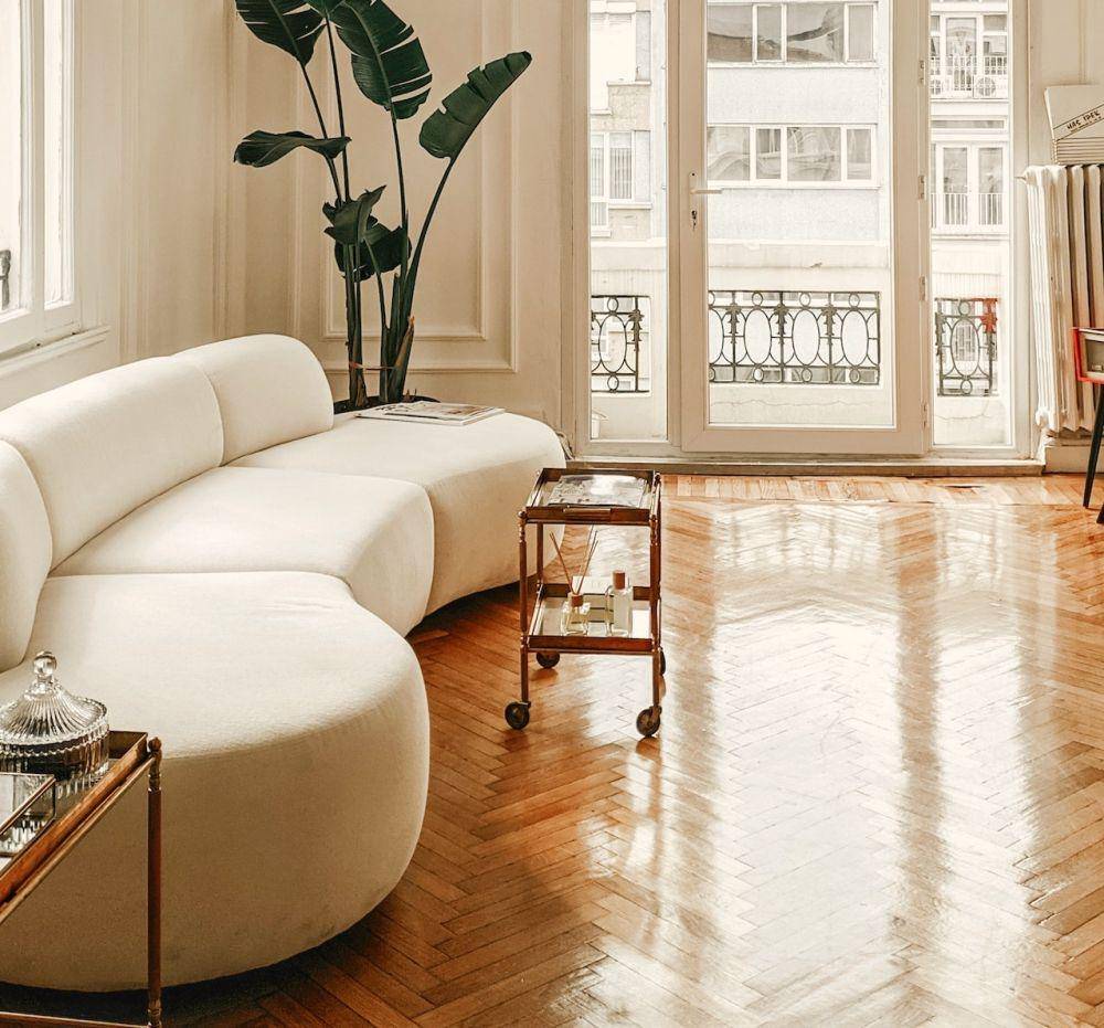 ilustrasi sofa lengkung besar warna putih (pexels.com/Furknsaglam)
