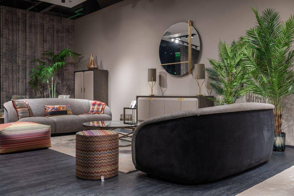 ilustrasi desain ruang tamu dengan sofa curve (pexels.com/Max Rahubovskiy)
