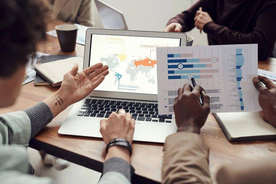 ilustrasi geospatial analyst (pexels.com/fauxels)