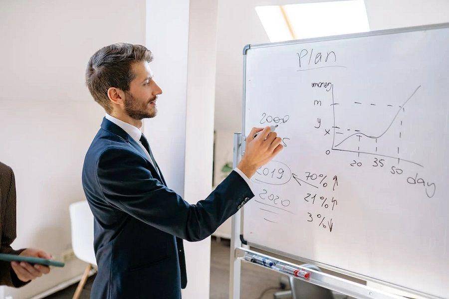 ilustrasi economic analyst (pexels.com/Yan Krukau)