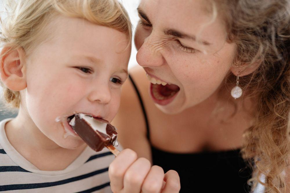 ilustrasi makan es krim (pexels.com/Yan Krukau)