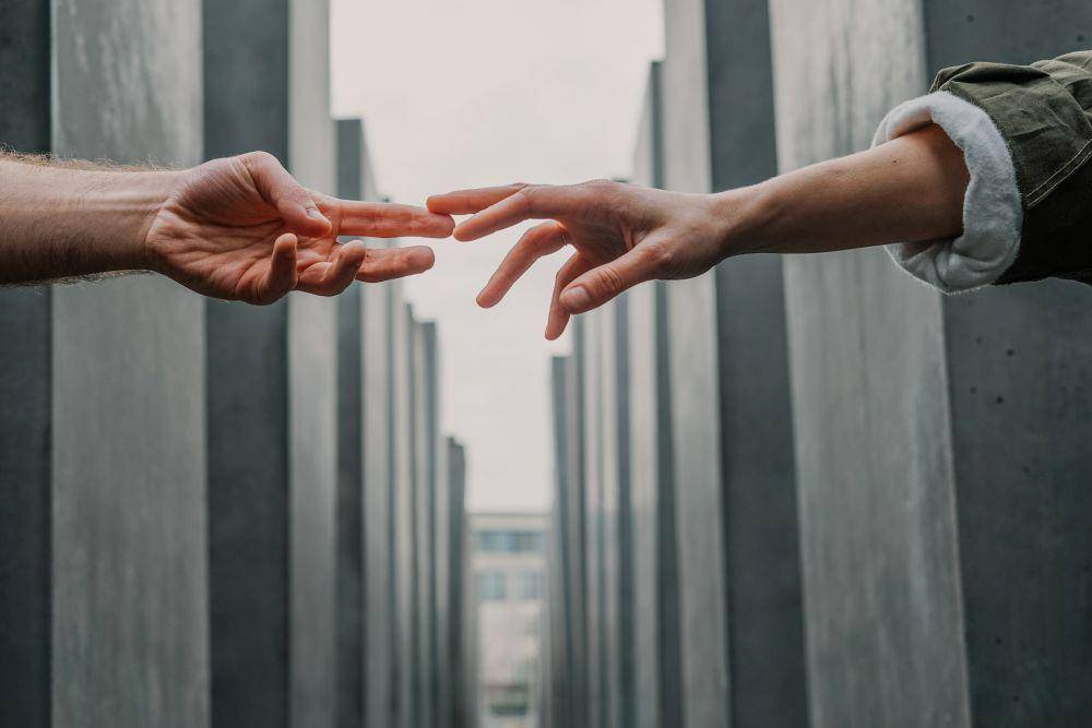 ilustrasi tangan pertolongan (unsplash.com/Toa Heftiba)