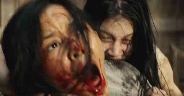 Dela mengigit salah satu pembantunya ( Dok. MD Pictures / Sewu Dino)