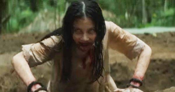 Dela merangkak keluar dari lubang galian ( Dok. MD Pictures / Sewu Dino)