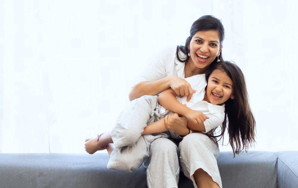 ilustrasi ibu memeluk anak (unsplash.com/Vivek Kumar)