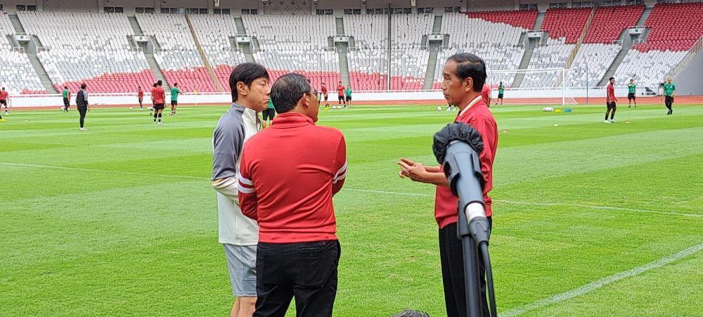 Presiden Jokowi saat menemui Timnas U-20 dan Shin Tae Yong di Stadion Utama Gelora Bung Karno (SUGBK), Sabtu (1/4/2023). (Dok. Istimewa)